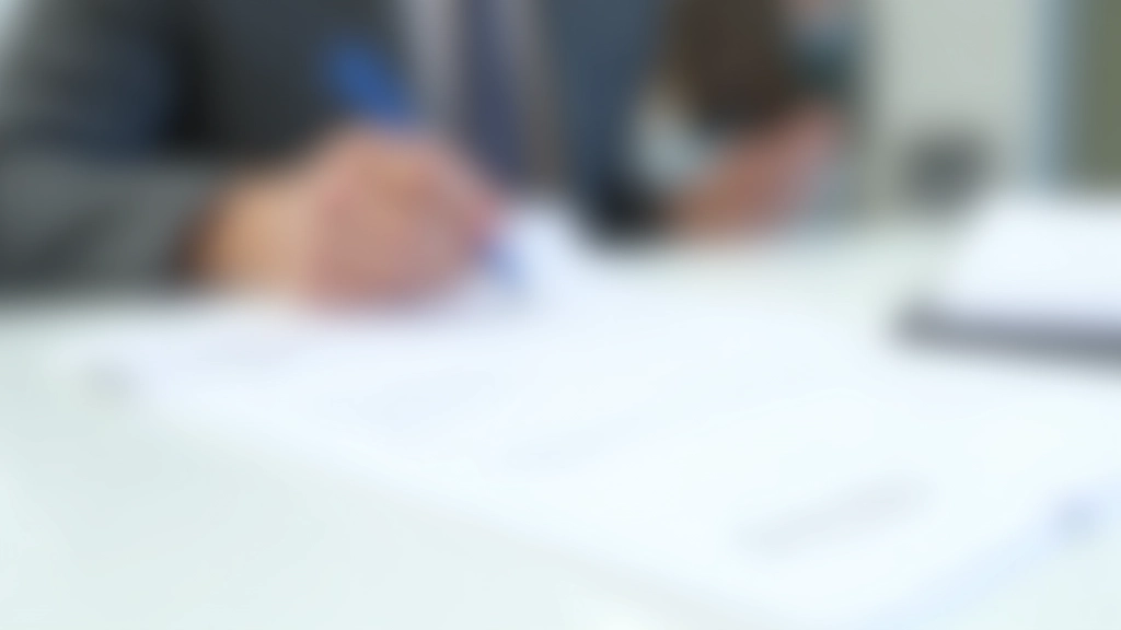 Documento de CV impresso numa mesa branca, caneta azul apontando para secções, luz suave de escritório, composição organizada
